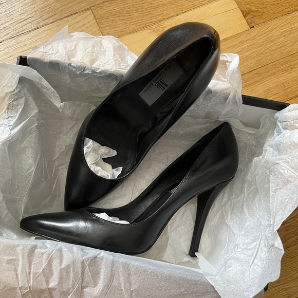 Mia Limited Edition Leather Black Venus Pumps in size 7 1/2M with box. - Picture 7 of 11